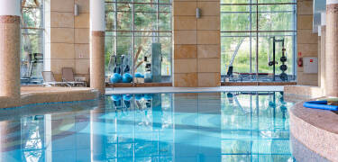 Das Schwimmbad ist 18 x 14 Meter groß und verfügt über einen separaten Spielbereich für Kinder.