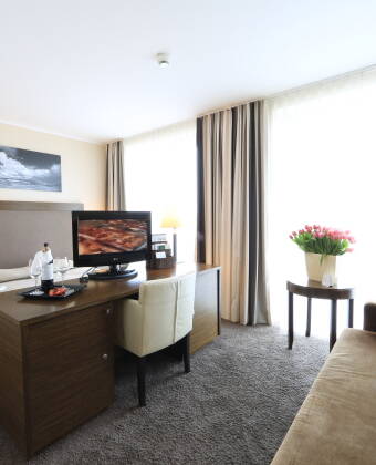 De eleganta rummen har en avkopplande atmosfär där gästerna kan koppla av efter att ha utforskat området.
