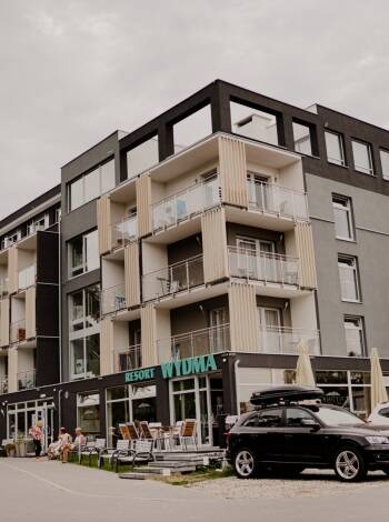 Hotel Wydma Resort & Spa ligger i den pittoreska byn Mrzeżyno (Treptower Deep).
