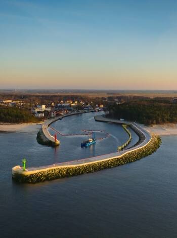En kort skogsstig leder till en fridfull sandstrand bara 100 meter bort.