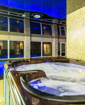 Slap af i wellnesszonen med saltpool, sauna, boblebad og saltgrotte med et minitårn.