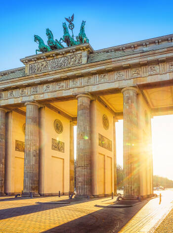 Oavsett om det gäller Brandenburger Tor, Alexanderplatz eller Gendarmenmarkt, kan du nå alla Berlins sevärdheter med tåg på nolltid.