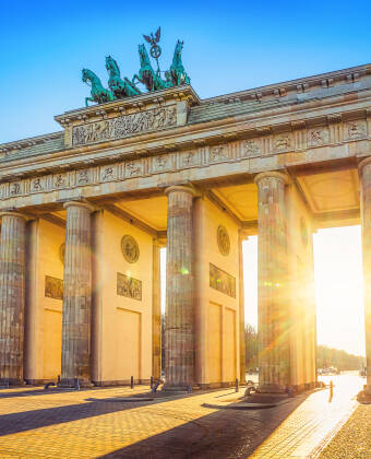 Uanset om det er Brandenburger Tor, Alexanderplatz eller Gendarmenmarkt, kan du nå alle Berlins seværdigheder med tog på ingen tid.