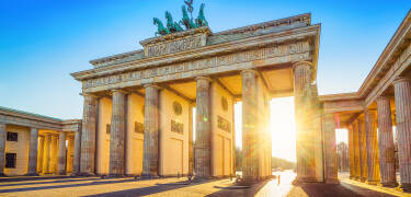 Whether Brandenburg Gate, Alexanderplatz or Gendarmenmarkt, you can reach all of Berlin's sights by train in no time at all.