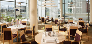 I hotellets restauranter vil du bli bortskjemt etter alle kokkekunstens regler.