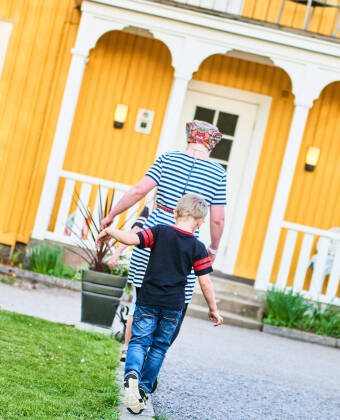 Maden tilberedes med lokale råvarer, ofte fra skovens spisekammer.