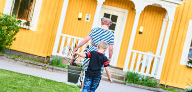 Maten tillagas med lokala råvaror, ofta från skogens skafferi.