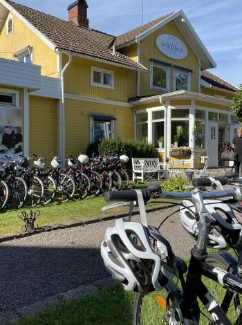 Erkunden Sie die malerische Umgebung des Hotels auf den nahe gelegenen Wander- und Radwegen.