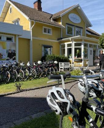 Utforska hotellets natursköna närområde genom närliggande vandrings- och cykelleder.