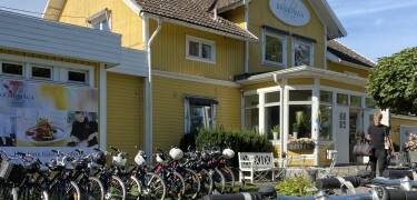 Utforska hotellets natursköna närområde genom närliggande vandrings- och cykelleder.