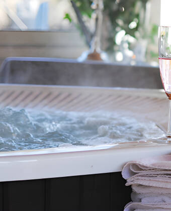 Luta er tillbaka i hotellets bubbelpool ute i det inglasade lusthuset i trädgården.