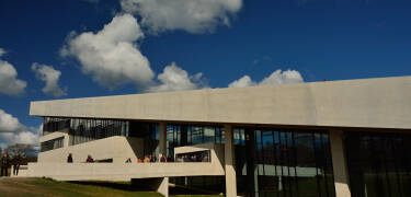 Moesgaard Museum er et af Danmarks mest populære historiske museer. Her finder du historie, viden og underholdning for alle aldre.