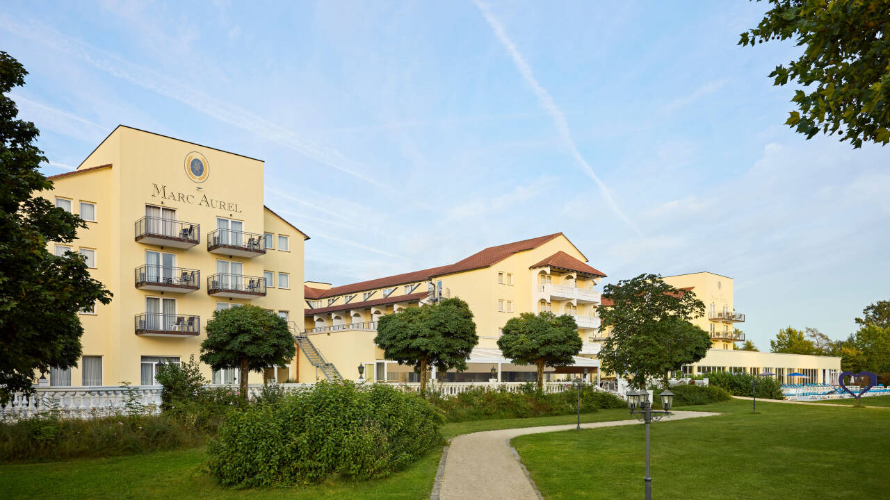 På Hotel Dorint Marc Aurel Resort bor du med ett perfekt läge och lätt tillgång till motorvägen.