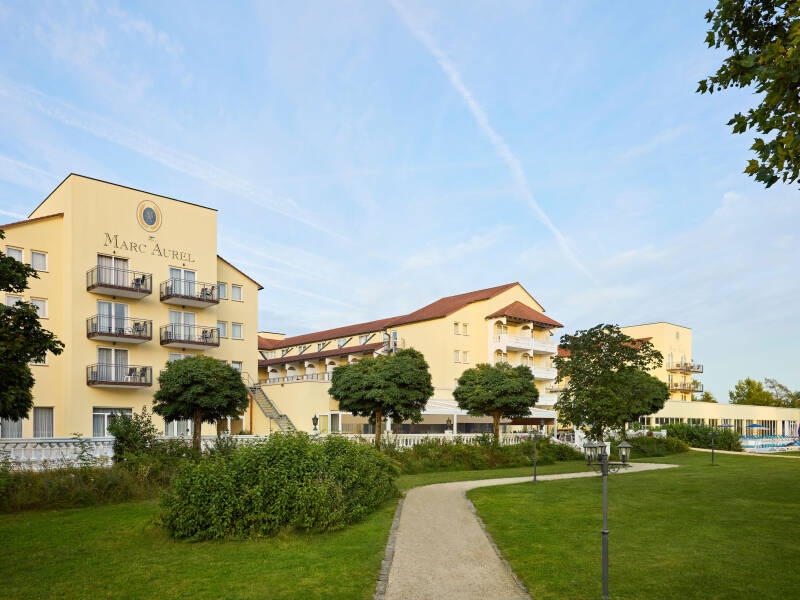 På Hotel Dorint Marc Aurel Resort bor du med ett perfekt läge och lätt tillgång till motorvägen.