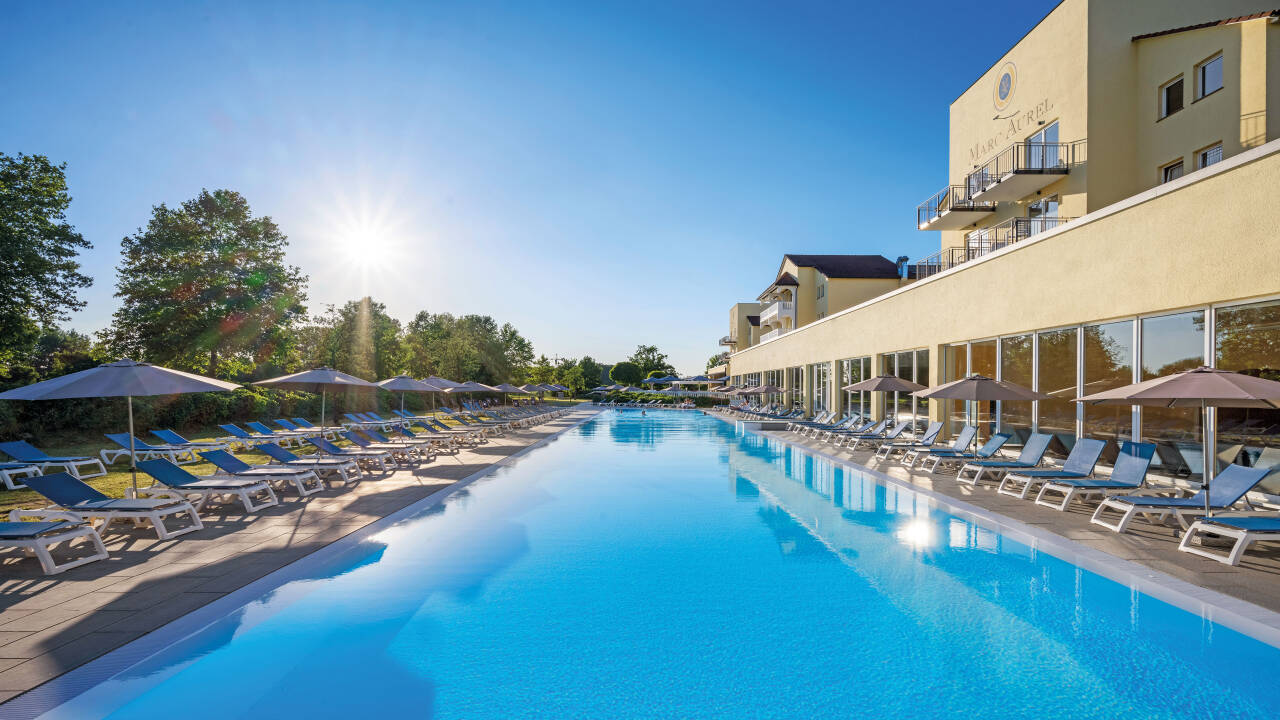 Unna dig själv i det 2 800 m² stora wellnessområdet med inomhuspool, året runt-uppvärmd utomhuspool, bastur, ångbad och romerska bad. Paketet inkluderar en 25-minuters massage samt 10% rabatt på spabehandlingar.