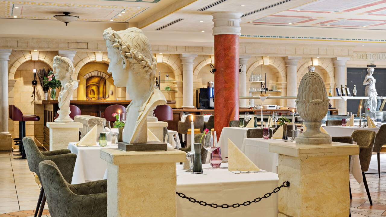 Njut av utsökta måltider i Forum Restaurant, både morgon och kväll.