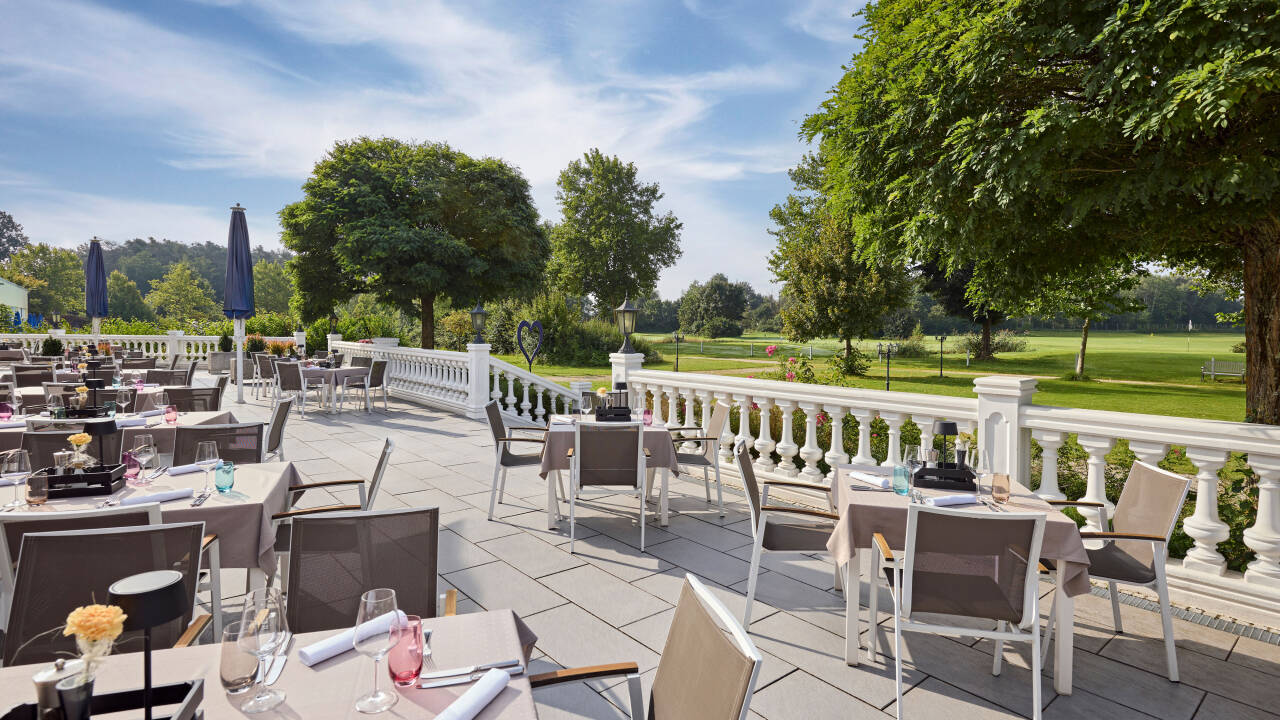 Detta eleganta Dorint-hotell i Bayern ligger direkt vid en golfbana och har en terrass med utsikt över banan.