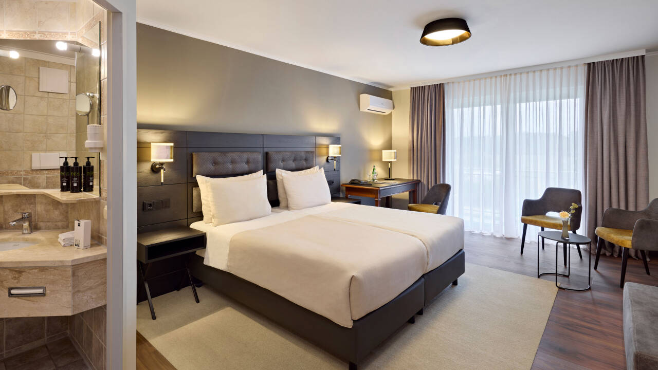 Välj mellan tre olika rumstyper: comfort, superior och deluxe med balkong och utsikt över golfbanan.