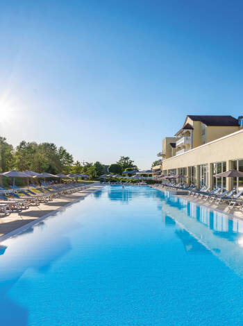Unna dig själv en upplevelse i det 2 800 m² stora wellnessområdet med inomhuspool, året runt-uppvärmd utomhuspool, bastur, ångbad och romerska bad.