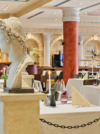 Njut av utsökta måltider i hotellets restaurang Forum, både morgon och kväll.