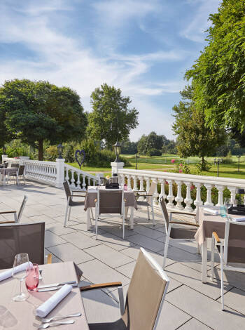 Detta eleganta Dorint-hotell i Bayern ligger direkt vid en golfbana och har en terrass med utsikt över banan.