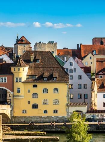 Ge dig ut på spännande utflykter och besök exempelvis Donaudurchbruch, klostret Weltenburg eller den UNESCO-listade staden Regensburg.