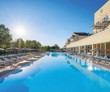 Unn deg selv velvære i det 2 800 m² store spaområdet med innendørs- og helårsåpent utendørsbasseng, badstuer, dampbad og romerske bad.