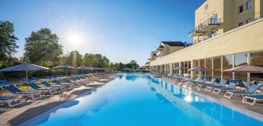 Unn deg selv velvære i det 2 800 m² store spaområdet med innendørs- og helårsåpent utendørsbasseng, badstuer, dampbad og romerske bad.