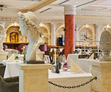 Njut av utsökta måltider i hotellets restaurang Forum, både morgon och kväll.