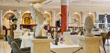 Njut av utsökta måltider i hotellets restaurang Forum, både morgon och kväll.