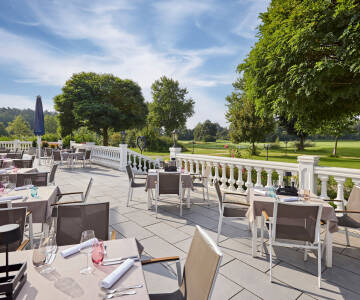 Dette elegante Dorint-hotellet i Bayern ligger direkte ved en golfbane og har terrasse med utsikt over banen.