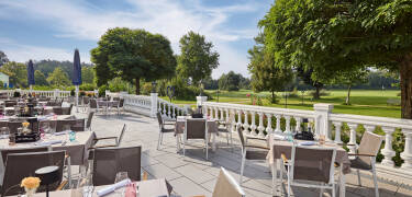 Dieses elegante Dorint Hotel in Bayern liegt direkt am Golfplatz und verfügt über eine Terrasse mit Blick auf das Grün.