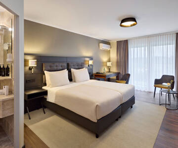 Wählen Sie aus drei verschiedenen Zimmertypen: Comfort, Superior und Deluxe mit Balkon und Blick auf den Golfplatz.