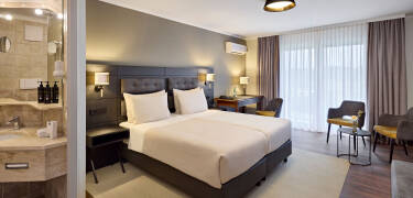 Välj mellan tre olika rumstyper: comfort, superior och deluxe med balkong och utsikt över golfbanan.