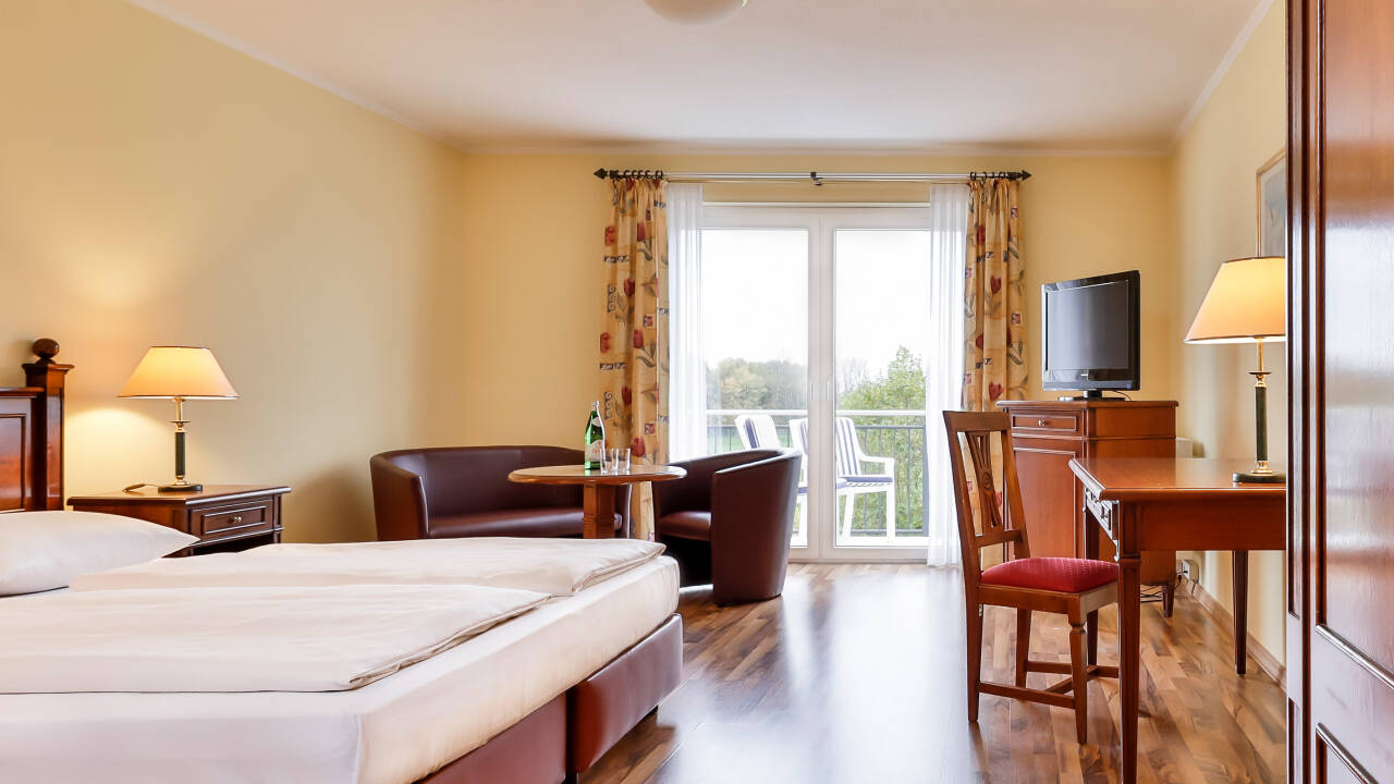 Velg mellem tre forskjellige værelsestyper; comfort, superior og deluxe med balkong og utsikt mot golfbanen.