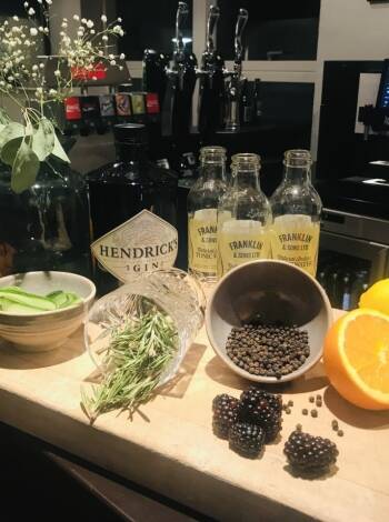 I hotellets bar och restaurang serveras mat och dryck i en mysig atmosfär