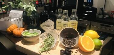 Hotellets bar og restaurant byder på mad og drinks i en hyggelig atmosfære.