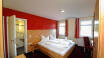 Hotellrummen är ljusa och omsorgsfullt inredda för gästernas bekvämlighet.
