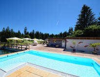 In den Sommermonaten können Sie im neu gestalteten Außenpool des Hotels schwimmen gehen!