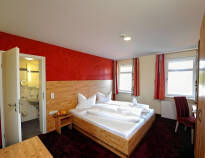 Hotellrummen är ljusa och omsorgsfullt inredda för gästernas bekvämlighet.