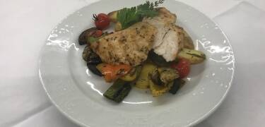 Njut av en utsökt frukost, 4-rätters middag och lunchpaket för utflykter.