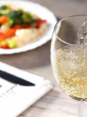 Genießen Sie lokale Köstlichkeiten in Boppard und Umgebung - wie wäre es mit einer leckeren Weinprobe direkt am Rheinufer?