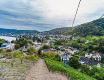 Mit Ihrer VRM-Ermäßigungskarte fahren Sie mit der Bopparder Sesselbahn auf den Vierseenblick und genießen den Panoramablick auf das Rheintal.