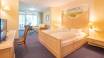 Alle hotellets rom er moderne innredet og tilbyr komfortable omgivelser under oppholdet.