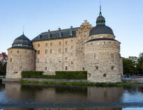 Eller dra på en utflukt til Örebro og besøk byens imponerende slott.