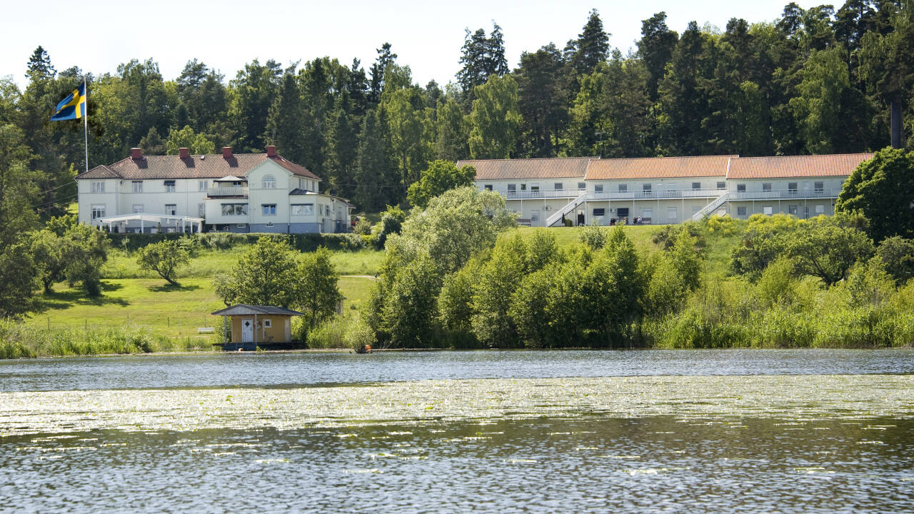Hotellet ligger vakkert til ved Mälaren, rett ved kysten.