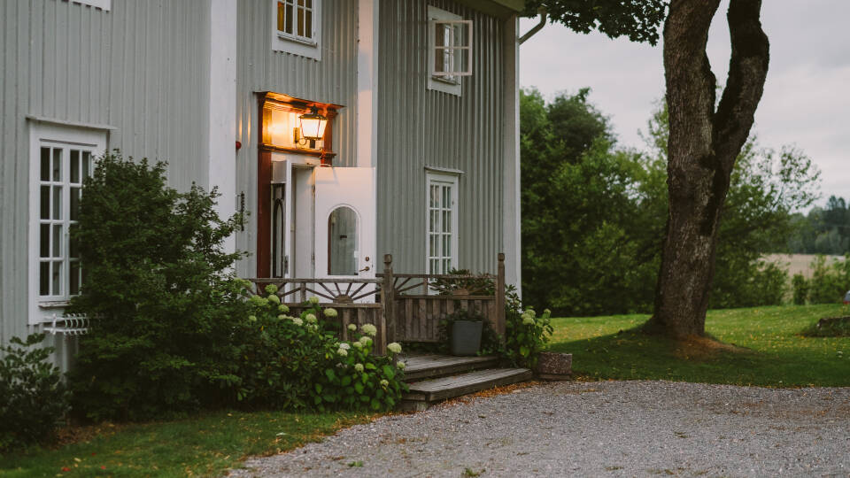 Book en billig hotelpakke med ophold i et hyggeligt svensk herregårdsmiljø.