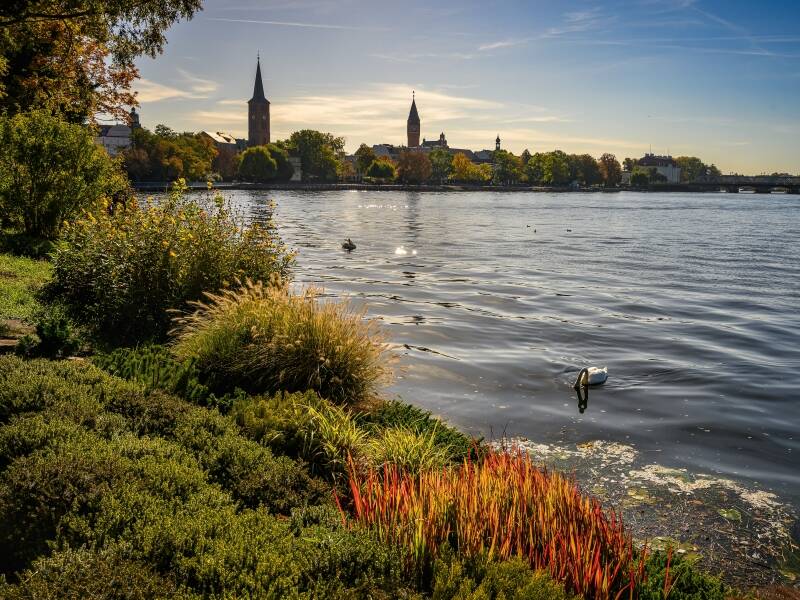 Hotel am Schloss Köpenick ligger pittoreskt direkt vid stranden till floden Dahme, en biflod till floden Spree.