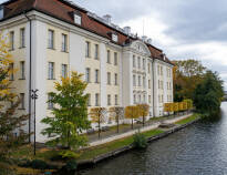 Auf der anderen Seite des Flusses liegt das Schloss Köpenick, das Sie besichtigen können.