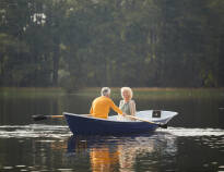 Mieten Sie ein Boot für eine romantische Fahrt auf dem Fluss.